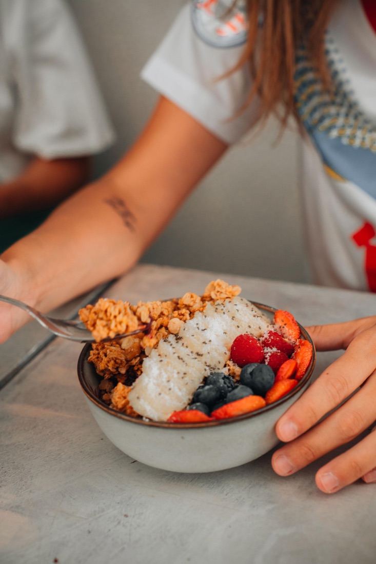 Açaí bowl en Palma de Mallorca con fruta, granola y coco — GULA
