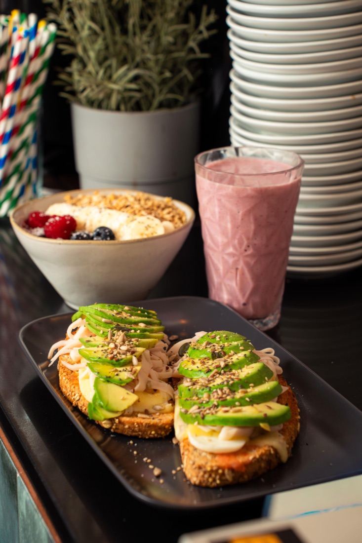 Avocado toast en Palma: pan multicereal, aguacate, huevo y pavo — GULA