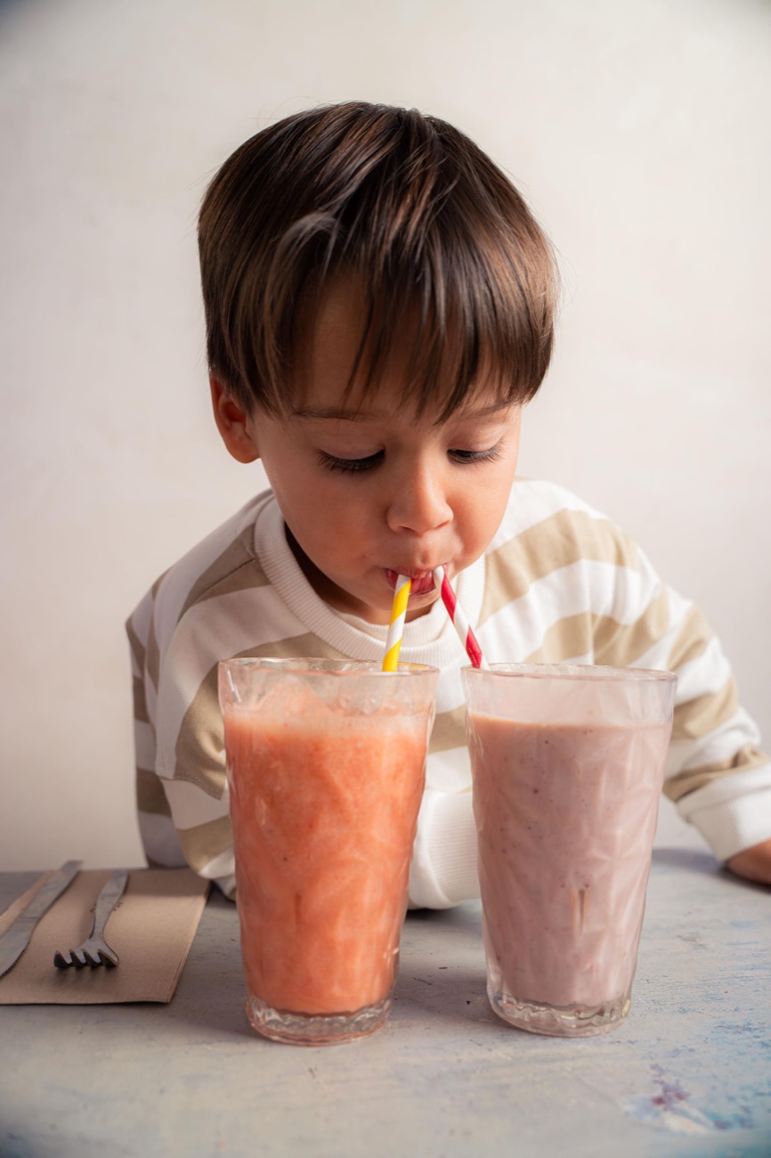 Niño con batidos naturales en GULA Palma
