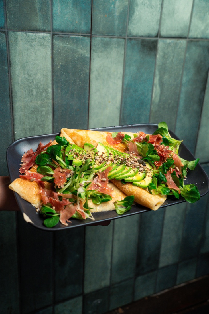 Crepe salado con aguacate, brie y serrano — GULA Palma
